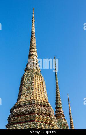 Flèches sur les pagodes de chedi au temple Wat Pho, le Bouddha couché, Bangkok, Thaïlande Banque D'Images