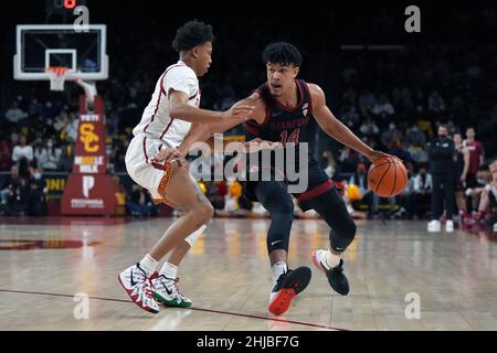 L'attaquant du Cardinal de Stanford Spencer Jones (14 ans) est défendu par le garde des Trojans de Californie du Sud Boogie Ellis (0 ans) en première mi-temps lors d'un match de basket-ball universitaire de la NCAA, jeudi 27 janvier 2022, à Los Angeles. Banque D'Images