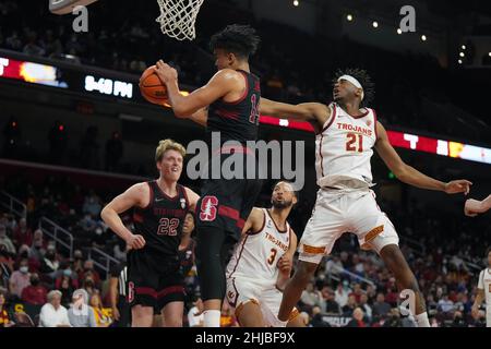 L'attaquant du cardinal de Stanford Spencer Jones (14 ans) et les chevaux de Troie de Californie du Sud, Reese Dixon-Waters (21 ans), se battent pour le ballon en deuxième mi-temps lors d'un match de basket-ball universitaire de la NCAA, jeudi 27 janvier 2022, à Los Angeles. Stanford bat l'USC 64-61. Banque D'Images