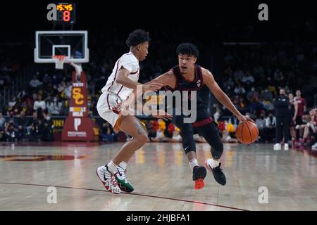 L'attaquant du Cardinal de Stanford Spencer Jones (14 ans) se dirige vers le panier contre le garde des Trojans de Californie du Sud Boogie Ellis (0 ans) en première mi-temps lors d'un match de basket universitaire de la NCAA, jeudi 27 janvier 2022, à Los Angeles. Stanford bat l'USC 64-61. Banque D'Images