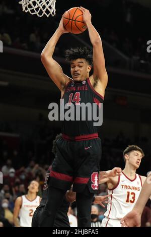 L'attaquant du Cardinal de Stanford Spencer Jones (14 ans) rebondit le ballon contre les Trojans de Californie du Sud en deuxième mi-temps lors d'un match de basket universitaire de la NCAA, jeudi 27 janvier 2022, à Los Angeles. Stanford bat l'USC 64-61. Banque D'Images