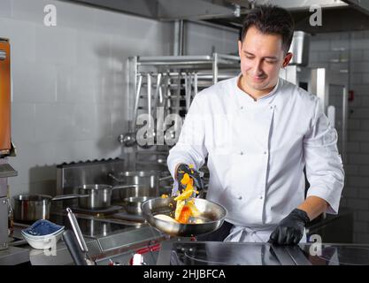 chef préparant du ludo dans un restaurant d'élite Banque D'Images