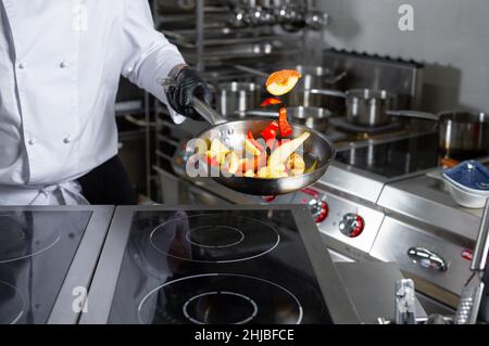 chef préparant du ludo dans un restaurant d'élite Banque D'Images