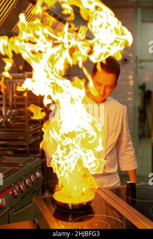 chef préparant du ludo dans un restaurant d'élite Banque D'Images