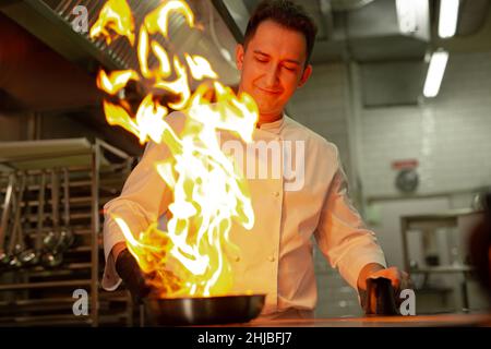 chef préparant du ludo dans un restaurant d'élite Banque D'Images