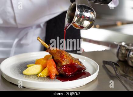 chef préparant du ludo dans un restaurant d'élite Banque D'Images