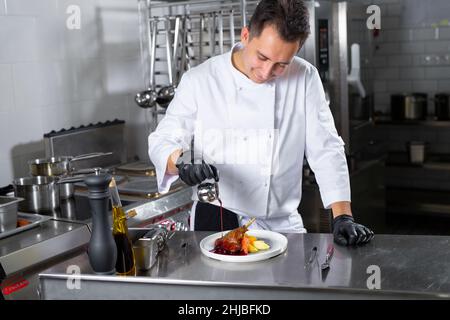 chef préparant du ludo dans un restaurant d'élite Banque D'Images