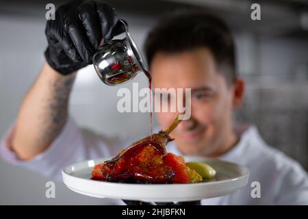 chef préparant du ludo dans un restaurant d'élite Banque D'Images