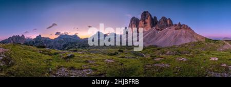 Vue panoramique sur les faces nord du groupe de montagnes Tre Cime di Lavaredo, Paternkofel et les sommets des Dolomites environnants au lever du soleil. Banque D'Images