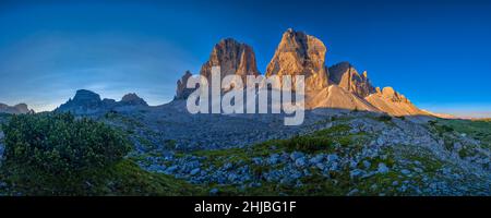 Vue panoramique au lever du soleil sur les faces nord du groupe de montagnes Tre cime di Lavaredo et Paternkofel. Banque D'Images