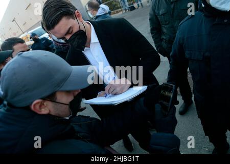 Turin, Italie.28th janvier 2022.Dusan Vlahovic arrive au Juventus JMedical pour un test médical et, après cela, signe un contrat de 4 ans avec le Juventus FC à Turin, le 29 janvier 2022.Crédit : Agence photo indépendante/Alamy Live News Banque D'Images