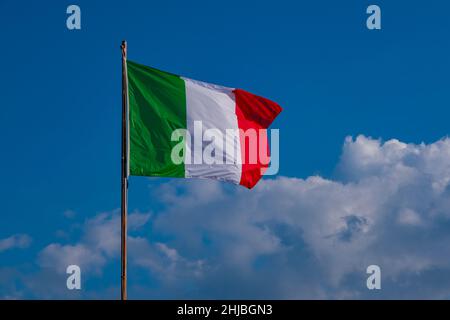 Le drapeau national italien, hissé à la cabane de montagne Rifugio Auronzo, soufflant dans le vent. Banque D'Images