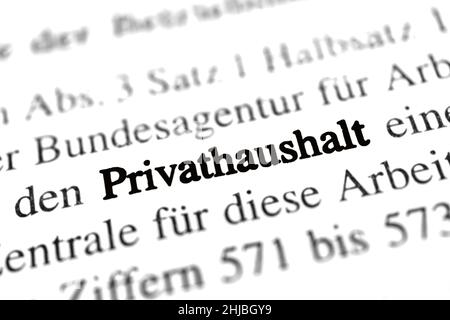 Gros plan sur le mot allemand en surbrillance 'Privathaushalt' dans un journal Banque D'Images