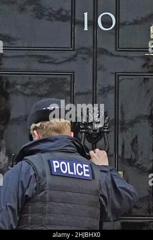 Photo du dossier datée du 12/01/22, d'un policier qui frappe à la porte de la résidence officielle du Premier ministre à Downing Street, Westminster (Londres).Scotland Yard a demandé l'enquête de Whitehall sur les allégations de parties déverrouillés à Downing Street pour ne faire qu'une « référence minimale » aux événements faisant l'objet d'une enquête de la police.La police métropolitaine a insisté sur le fait que les officiers n'ont pas demandé que le rapport de la fonctionnaire supérieure Sue Gray soit retardé ou qu'il y ait d'autres restrictions à d'autres événements.Date de publication : vendredi 28 janvier 2022. Banque D'Images