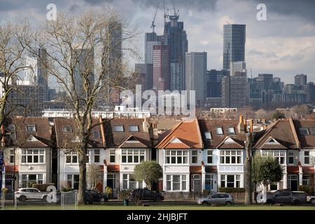 Tours résidentielles en hauteur au loin à neuf Elms et maisons d'époque d'un côté de Ruskin Park à Lambeth, le 27th juin 2022, à Londres, en Angleterre. Banque D'Images