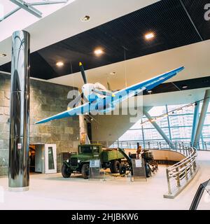 Avion de chasse russe Yakovlev Yak-9, cuisine de campagne de l'armée soviétique et camion soviétique ZIS-5 dans le Musée bélarussien de la Grande Guerre patriotique Banque D'Images