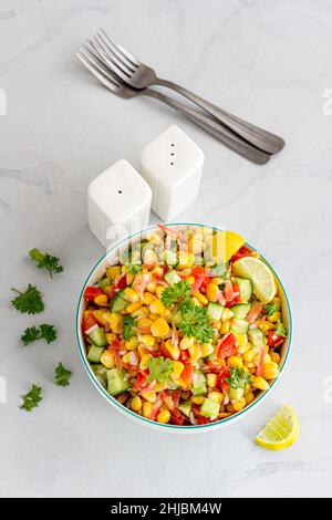 Salade de maïs sucré dans un bol photo de dessus en bas, aliments sains photo verticale Banque D'Images