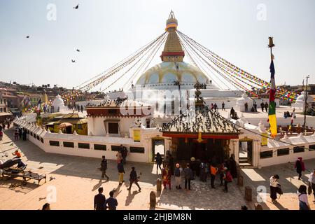 Katmandou, Népal - 17 novembre 2018: Les gens marchent autour de Boudhanath stupa à Katmandou, Népal. Banque D'Images