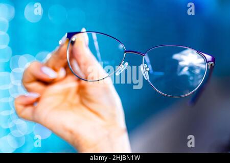 tenez-vous debout avec des lunettes dans le magasin d'optique copyspace Banque D'Images