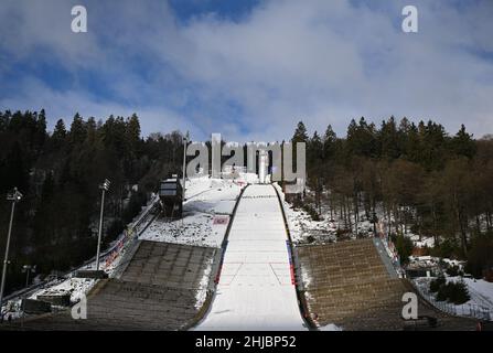 Willingen, Allemagne.28th janvier 2022.Ski nordique, saut à ski : coupe du monde, grande colline, femmes.Le soleil tombe sur le parcours pendant l'entraînement du saut à ski Mühlenkopf.Credit: Arne Dedert/dpa/Alay Live News Banque D'Images