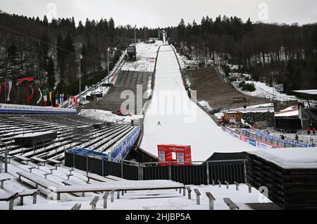 Willingen, Allemagne.28th janvier 2022.Ski nordique, saut à ski : coupe du monde, grande colline, femmes.Les stands de spectateurs du saut à ski Mühlenkopf sont désertés.Credit: Arne Dedert/dpa/Alay Live News Banque D'Images