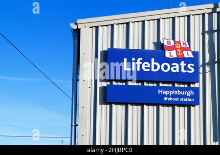 Les bateaux de sauvetage RNLI signent à la station côtière Lifeboat Station sur la côte nord de Norfolk à Cart Gap, Happisburgh, Norfolk, Angleterre, Royaume-Uni. Banque D'Images