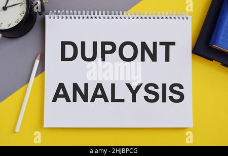 Bloc-notes avec texte DuPont Analysis .fond jaune gris.Concept d'entreprise. Banque D'Images