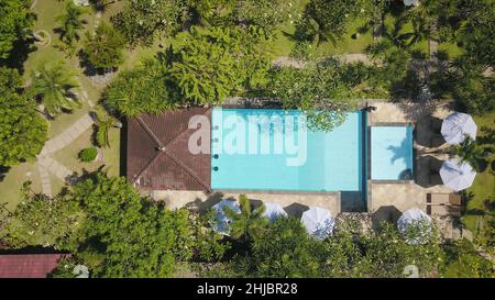 VUE AÉRIENNE de dessus vers le bas d'un luxueux territoire d'hôtel Jungle avec piscine à Bali, Indonésie. Un drone s'envole Banque D'Images