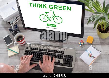 Homme utilisant un ordinateur avec think green concept sur l'écran Banque D'Images