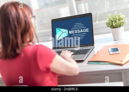 Écran d'ordinateur portable affichant un concept de message Banque D'Images