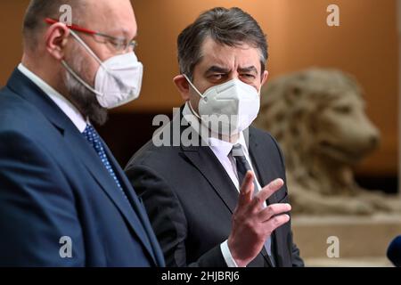 Prague, République tchèque.28th janvier 2022.Jan Bartosek, vice-président de la chambre basse, à gauche, et Yevhen Perebyinis, ambassadeur ukrainien en République tchèque, à droite, tiennent la conférence de presse sur le développement de la situation sécuritaire en Ukraine, une aide possible que la République tchèque pourrait offrir à l'Ukraine, le 28 janvier 2022.Crédit : Michal Kamaryt/CTK photo/Alay Live News Banque D'Images