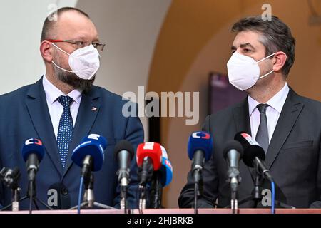 Prague, République tchèque.28th janvier 2022.Jan Bartosek, vice-président de la chambre basse, à gauche, et Yevhen Perebyinis, ambassadeur ukrainien en République tchèque, à droite, tiennent la conférence de presse sur le développement de la situation sécuritaire en Ukraine, une aide possible que la République tchèque pourrait offrir à l'Ukraine, le 28 janvier 2022.Crédit : Michal Kamaryt/CTK photo/Alay Live News Banque D'Images