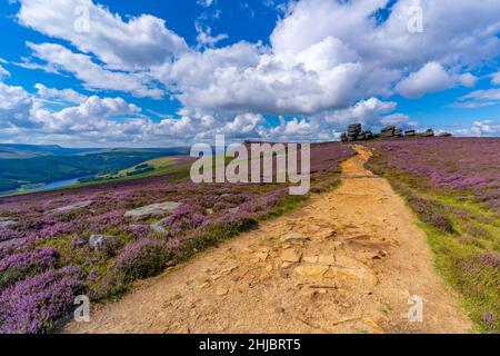 Vue sur Ladybower Reservoir et Coach and Horses Rock formation, Peak District National Park, Derbyshire, Angleterre, Royaume-Uni, Europe Banque D'Images
