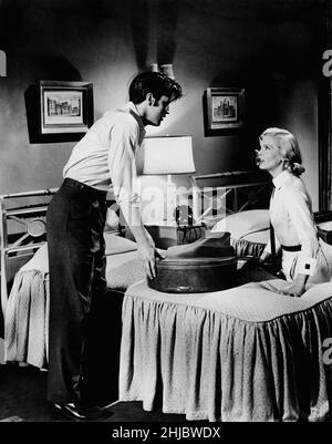 Loving You Director: HAL Kanter Elvis Presley, Lizabeth Scott Copyright 1957 par Paramount Pictures Corporation A Hal Wallis autorisation de production accordée pour la reproduction de journaux et de magazines Banque D'Images