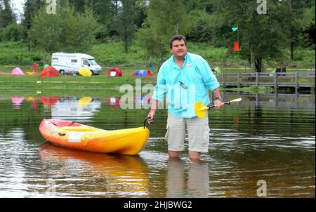 Camping Paradis saison 1, épisode 3 : série télévisée 'l'Oncle d'Amérique' (2006-) - France année: 2008 (tournipage) - 2009 (diffusion) Directeur: Philippe Proteau Laurent Ournac Banque D'Images