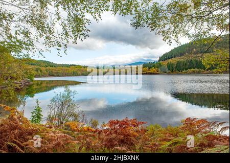 Vue sur le lac Loch Garry pendant la saison d'automne, Scotland Highlands, Royaume-Uni Banque D'Images