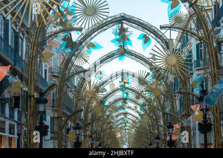 Une belle photo d'arches décorées de Noël dans les rues de Malaga Espagne. Banque D'Images