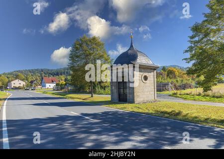 Le devant de la chapelle du Wayside sur l'ancienne B173 avant Zeyern Banque D'Images