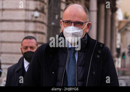 Rome, 27 janvier 2021 Enrico Letta est un homme politique et universitaire italien, Président du Conseil des ministres de la République italienne du 28 avril 2013 au 22 février 2014 et, depuis le 14 mars 2021,Secrétaire du Parti démocratique. Pendant le quatrième jour de vote pour l'élection du chef de l'État italien Banque D'Images