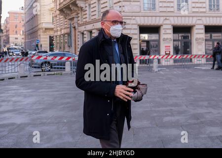 Rome, 27 janvier 2021 Enrico Letta est un homme politique et universitaire italien, Président du Conseil des ministres de la République italienne du 28 avril 2013 au 22 février 2014 et, depuis le 14 mars 2021,Secrétaire du Parti démocratique. Pendant le quatrième jour de vote pour l'élection du chef de l'État italien Banque D'Images