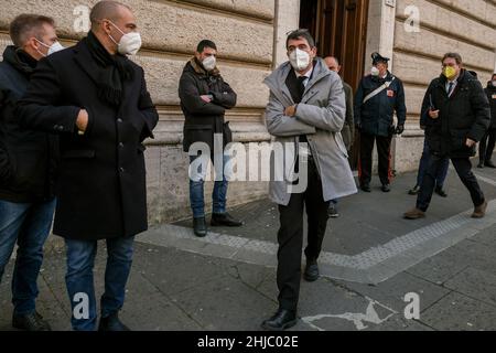 Rome, 27 janvier 2021 Nicola Fratoianni est un politicien italien, député depuis le 15 mars 2013 et secrétaire de Sinistra Italiana depuis le 2 février 2021,Il s'était précédemment occupé du poste du 19 février 2017 au 1 juin 2019 au cours du quatrième jour de vote pour l'élection du chef de l'État d'Italie Banque D'Images