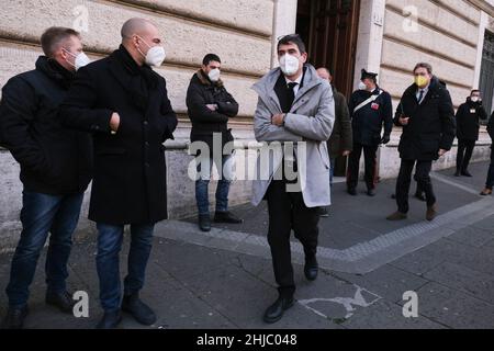 Rome, 27 janvier 2021 Nicola Fratoianni est un politicien italien, député depuis le 15 mars 2013 et secrétaire de Sinistra Italiana depuis le 2 février 2021,Il s'était précédemment occupé du poste du 19 février 2017 au 1 juin 2019 au cours du quatrième jour de vote pour l'élection du chef de l'État d'Italie Banque D'Images