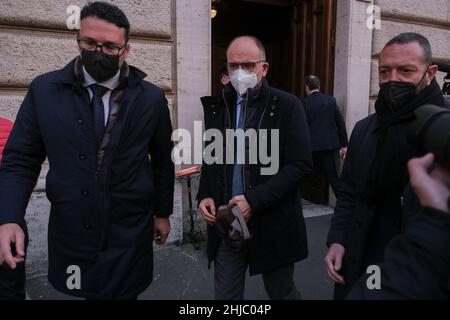 Rome, 27 janvier 2021 Enrico Letta est un homme politique et universitaire italien, Président du Conseil des ministres de la République italienne du 28 avril 2013 au 22 février 2014 et, depuis le 14 mars 2021,Secrétaire du Parti démocratique. Pendant le quatrième jour de vote pour l'élection du chef de l'État italien Banque D'Images