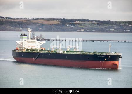 WhiteGate, Cork, Irlande.28th janvier 2022.Tanker Alfa Italia quitte le port après avoir déchargé sa cargaison de pétrole brut à Whitegate, Co. Cork, Irlande.- crédit; David Creedon / Alamy Live News Banque D'Images