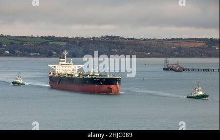 WhiteGate, Cork, Irlande.28th janvier 2022.Les remorqueurs Alex et Titan escortent le pétrolier Alfa Italia hors du port après avoir décharmer sa cargaison de pétrole brut à la raffinerie de Whitegate, Co. Cork, Irlande.- crédit; David Creedon / Alamy Live News Banque D'Images