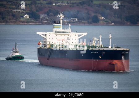 WhiteGate, Cork, Irlande.28th janvier 2022.Le remorqueur Alex escorte le tanker Alfa Italia hors du port après avoir décharmer sa cargaison de pétrole brut à la raffinerie de Whitegate, Co. Cork, Irlande.- crédit; David Creedon / Alamy Live News Banque D'Images