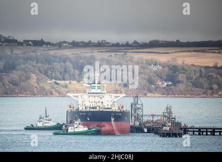 WhiteGate, Cork, Irlande.28th janvier 2022.Les remorqueurs Titan et Alex aident le pétrolier Alfa Italia à se départir de la jetée après avoir déchardu pétrole brut à Whitegate, Co. Cork, Irlande.- crédit; David Creedon / Alamy Live News Banque D'Images