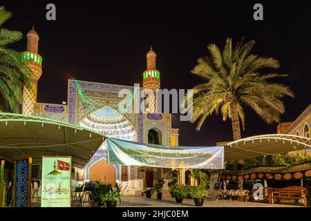 Dubaï, Émirats arabes Unis, 24.09.21.La mosquée iranienne (mosquée Imam Hussein) à Dubaï, entrée du bâtiment avec la plus grande bannière annuelle de rassemblement pacifique du monde. Banque D'Images