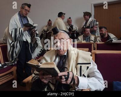 Le Dr Gerald Jacobs, 100 ans, de la synagogue centrale de Birmingham, lors d'un service spécial le dimanche matin pour célébrer son anniversaire, suivi d'un petit déjeuner auquel les congrégants se sont joints, y compris ses trois fils Nathan, Lennie et Maurice. Banque D'Images