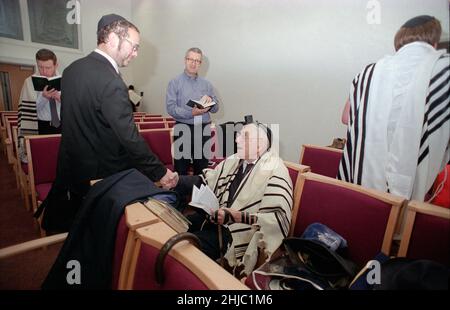 Le Dr Gerald Jacobs, 100 ans, de la synagogue centrale de Birmingham, lors d'un service spécial le dimanche matin pour célébrer son anniversaire, suivi d'un petit déjeuner auquel les congrégants se sont joints, y compris ses trois fils Nathan, Lennie et Maurice. Banque D'Images